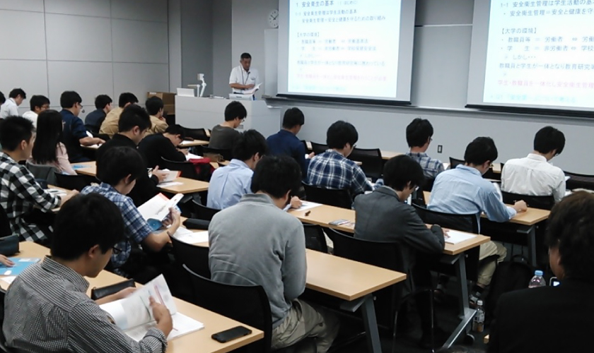 安全講習を受講する学生たち