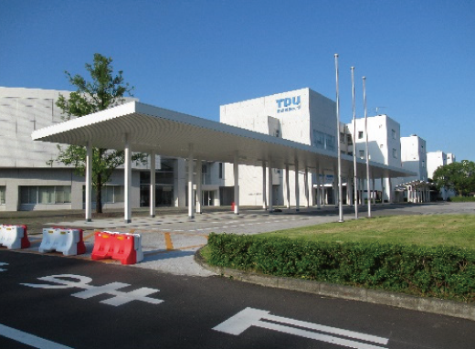本館前の広場のバス停屋根増設1