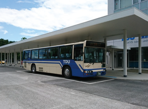 本館前の広場のバス停屋根増設2